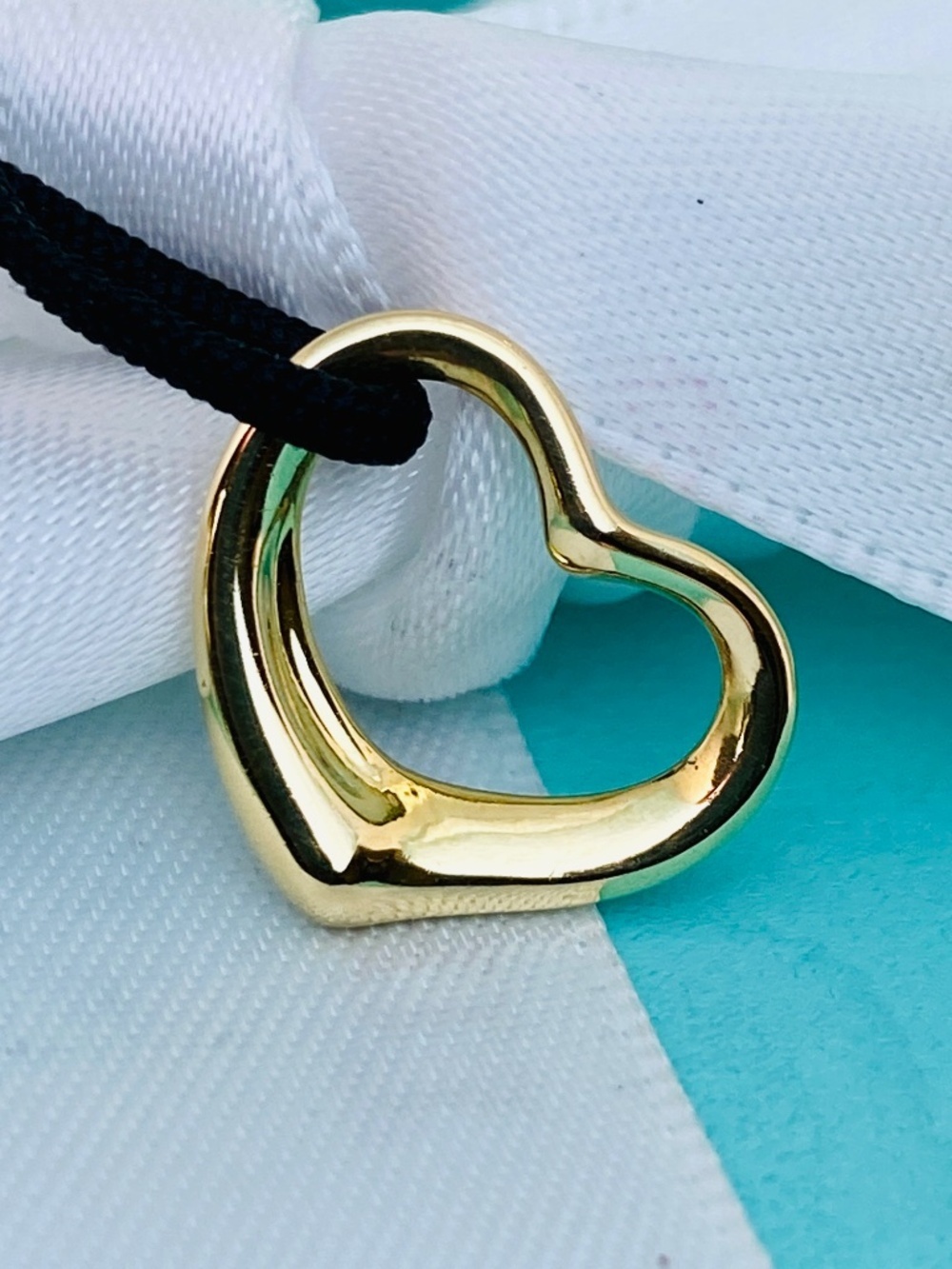 Tiffany & Co. 15mm Vintage Open Heart Pendant in 18K Yellow Gold box and pouch